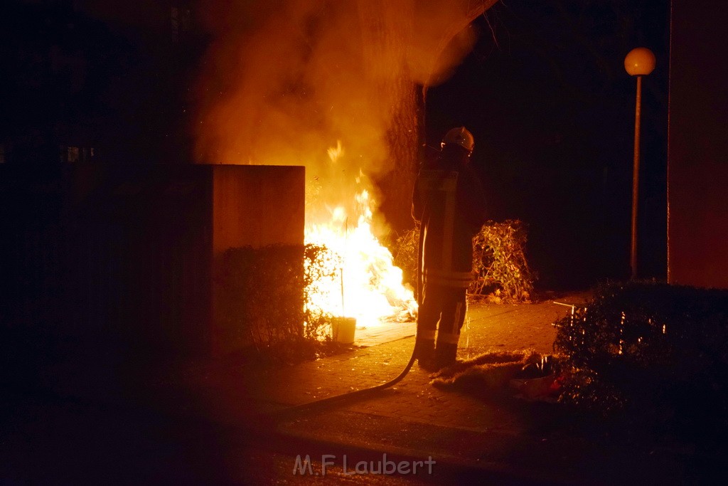 Mehrere Muell Sperrmuellbraende Köln Vingst Ansbacherstr P09.JPG - Miklos Laubert